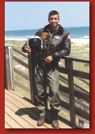 Charlie en Pensacola, Florida en Abril de 1990 en su primer uniforme de aviador!