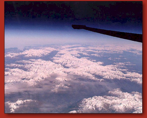 Vista de los Alpes desde el U-2.  Notar lo oscuro del cielo debido a la altura en que esta volando el U-2!